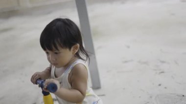 Nehir kenarında fırtına bulutları, nehir kenarında karanlık bulutlar toplanıyor, rüzgarlar huzursuz dalgalara karışıyor, dramatik bir doğa videosu ya da manzara için mükemmel..