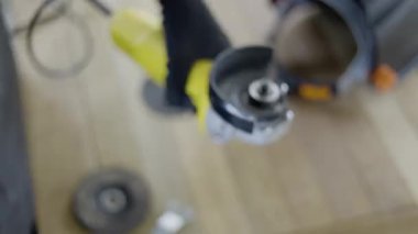 Grinder Disc for Metal Task, güvenlik, beceri ve güvenilirlik üzerine odaklanarak, endüstriyel çalışmalardaki profesyonel bakımı yansıtıyor.