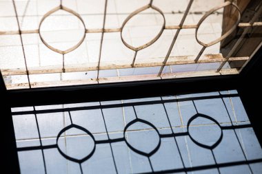 Güneş ışığı, Metal Kapı 'dan geçen gölgeler, Metal Kapı' dan geçen güneş ışığı, metal bir kapıdan geçen güneş ışığı, yere karmaşık gölgeler, ışıktaki yumuşak desenler, doğa fotoğrafı ve dingin ortam için mükemmel..