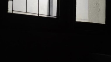 Aydınlık Odada Gün Işığı, lşıksız bir odada parıldayan yumuşak gün ışığının sinematik bir reklam filmi, perdelerden süzülen ılık ışınlar, lüks bir ev ışıklandırma reklamı ya da sakin bir belgesel için mükemmel..