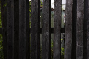 Tahta Güneş Engelleme Duvarı, ahşap bir güneşin çit duvarını kapattığı kırsal bir reklam fotoğrafı yumuşak gölgeler bırakan sıcak tahtalar, bahçe kampanyası için mükemmel ya da açık hava belgeseli için..