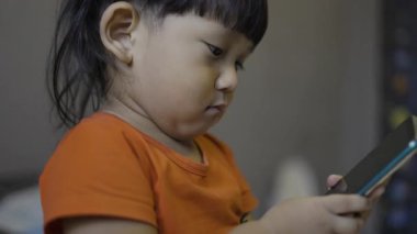 Annemle Mobile 'da Yürüyen Çocuklar Sohbeti cep telefonunda annesiyle sohbet eden bir belgesel, aile bağlantısı filmi ya da çocuk teknolojisi belgeseli için mükemmel..