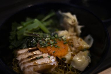 Kırmızı Pork 'lu Kuru Erişte, kırmızı domuz etli kuru eriştenin leziz bir fotoğrafı, parlak bir et, yay telleri, şehriye aşığı kampanyası için mükemmel, ya da cesur bir belgesel için..