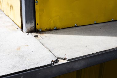 Çelik Yapı Üzerine Güneş Işığı, çarpıcı bir fotoğraf, metal kirişleri dramatik bir kontrastta kesen keskin çizgiler, endüstriyel tasarım kampanyası veya mimari ışık belgeseli için mükemmel..