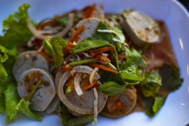 Vietnam Sosisi Salatası Güzel bir şekilde dekore edilmiş, cezbedici bir belgesel, limon dilimleri ve yer fıstığı süsleme, sokak yemeği veya lezzetli bir geleneksel vitrin..