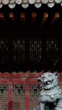 Çin Desenli Duvarın Antik Kapısı, eski Çin yapımı karmaşık oymaların üç boyutlu sineması, kültürel miras filmi ya da geleneksel belgesel için mükemmel..