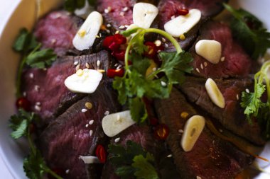 Japon soslu ızgara biftek, Tayland baharatlı baharatlı baharatlı Tayland soslu ızgara bifteğin ağız sulandırıcı bir fotoğrafı..