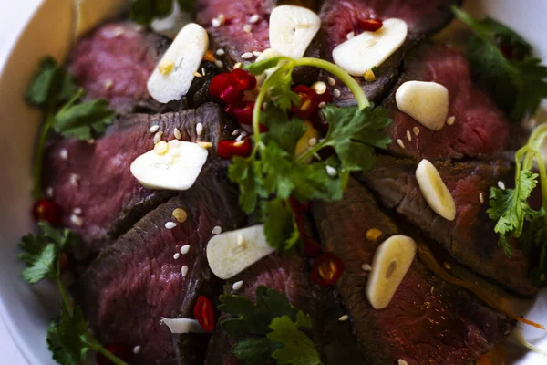 Japon soslu ızgara biftek, Tayland baharatlı baharatlı baharatlı Tayland soslu ızgara bifteğin ağız sulandırıcı bir fotoğrafı..