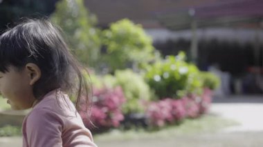 Yürüyen Çocuk Bisikletle Ön Bahçede, oyuncak bisiklete binen sevimli bir çocuğun ön bahçede neşeli çocuk enerjisi yakaladığı, aile hayatı belgeseli ve çocuklar için mükemmel bir video..