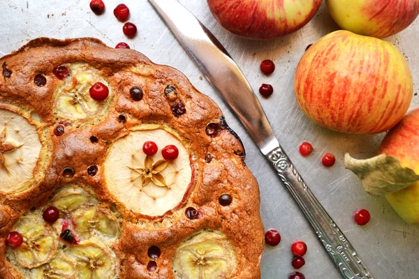 Яблочный пирог на металлическом фоне — стоковое фото