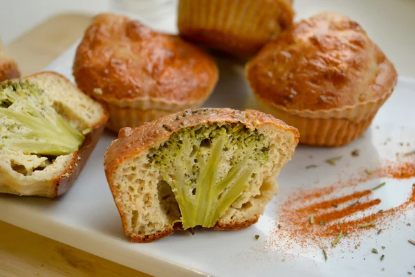 Muffins cu broccoli pe o farfurie albă — Fotografie, imagine de stoc