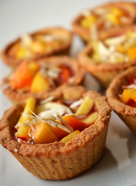 Cestas de biscoito com frutas — Fotografia de Stock