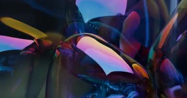 Soyut dijital sanatın renkli sıvı şekilleri ve yansımaları ile tekrarlanan animasyonu.