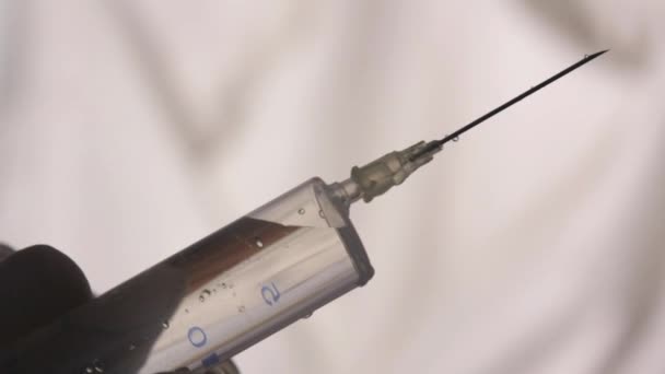 De hand van de artsen met een injectiespuit — Stockvideo