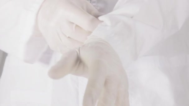Doctor en guantes de goma — Vídeo de stock