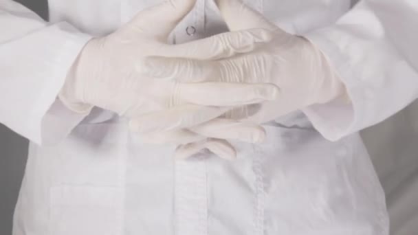 Доктор в резиновых перчатках — стоковое видео
