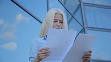 sarışın iş kadını belgeler yaprak kağıt üzerinde seyir