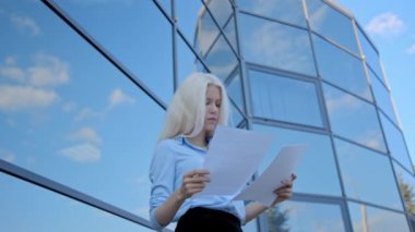 sarışın iş kadını belgeler yaprak kağıt üzerinde seyir