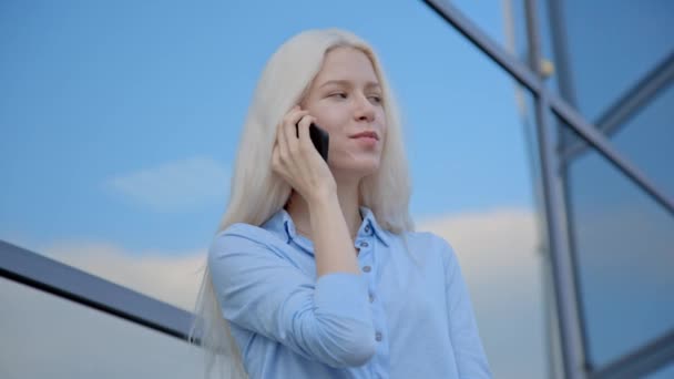 Blonde zakenvrouw praten over de telefoon — Stockvideo