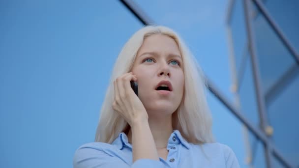 Блондинка бізнес-леді розмовляє по телефону — стокове відео