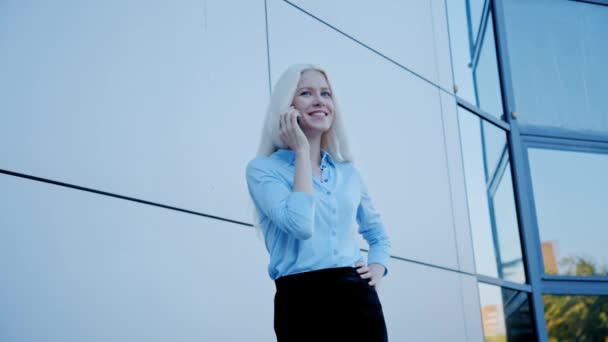 Biznes blond kobieta rozmawia przez telefon — Wideo stockowe