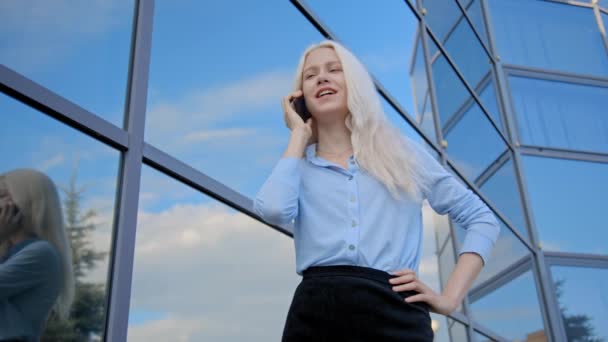 Mulher de negócios loira falando ao telefone — Vídeo de Stock