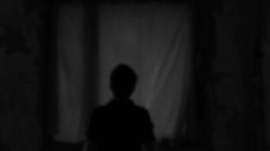 bir adam ay önünde duruyor