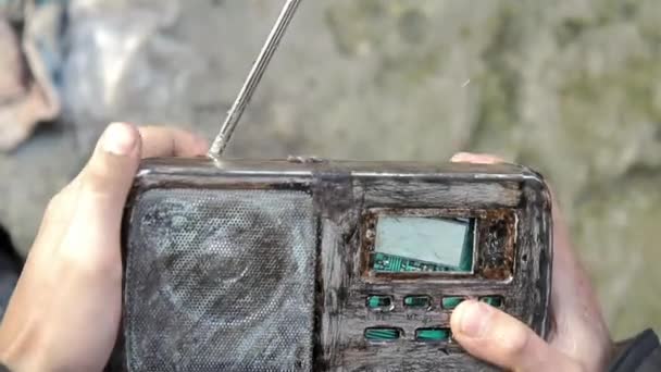 Старое радио под дождем — стоковое видео