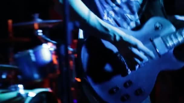 Guitarrista en una banda de rock — Vídeo de stock