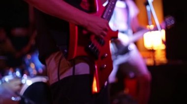 Bir rock grubu gitarist