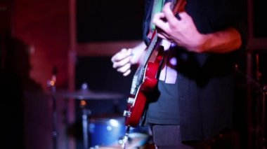 Bir rock grubu gitarist