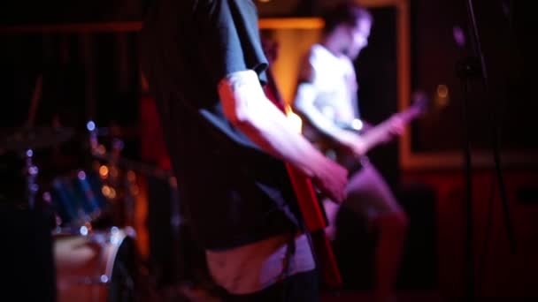 Bir rock grubu gitarist — Stok video
