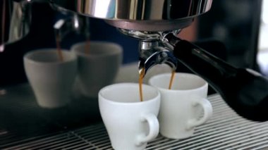 Cappuccino kahve makinesi iki bardağı içine dökülür