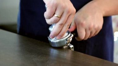 Barista kahve tablet tuşuna basın yapar