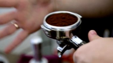 Barista kahve tablet tuşuna basın yapar