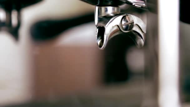 L'acqua scorre dal rubinetto e dalla macchina del caffè — Video Stock