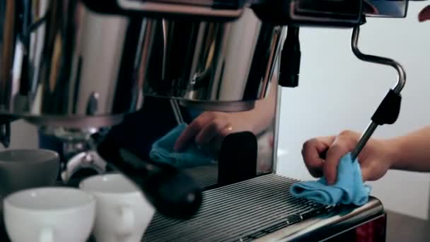 Barista fúj ki a gőzt a kávéfőző — Stock videók