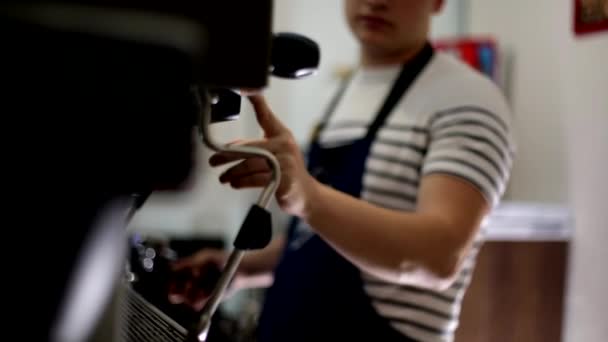 Barista hace café, máquina de café . — Vídeos de Stock