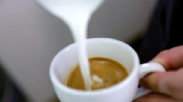 Barista fait patron dans le café 