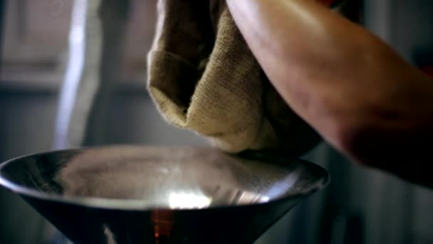 Los granos de café verdes se vierten en una sartén para asar — Vídeos de Stock