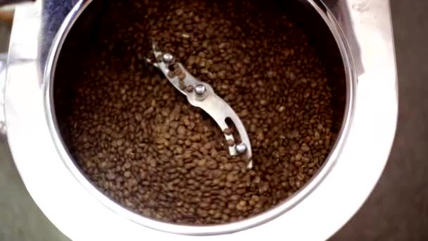 Обжарка кофейных зерен . — стоковое видео