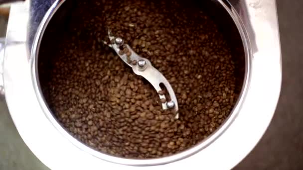 Roosteren koffie bonen. — Stockvideo