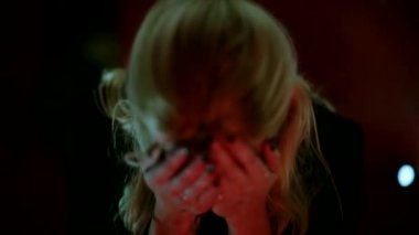 deli kız makyaj yüzünden kaldırır.