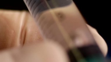 Makro fotoğrafçılık bir şırınga sıvı ile