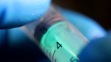 Makro fotoğrafçılık bir şırınga sıvı ile