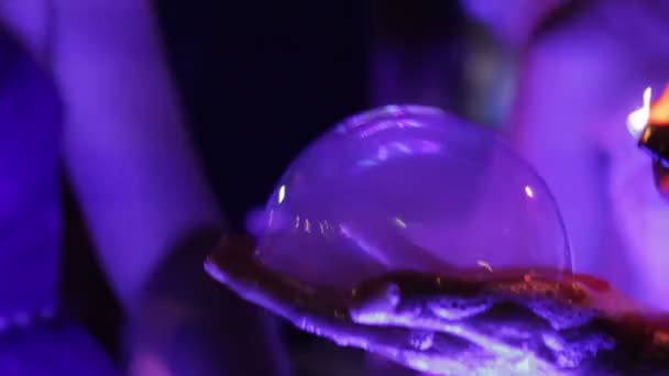 Una burbuja de jabón se ilumina en la mano — Vídeos de Stock