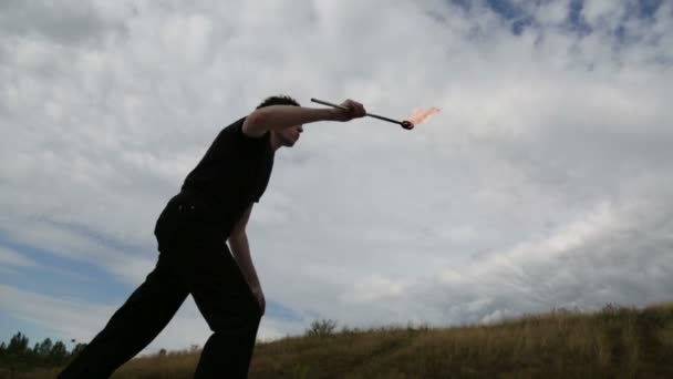 The fire eater, spitting fire. — Stock Video