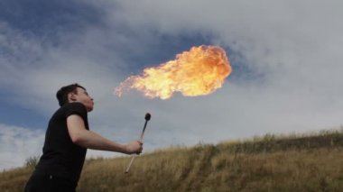 Yangın tükürme ateş yiyen,.