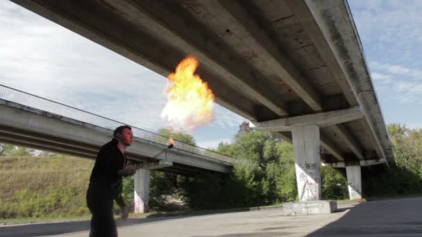 The fire eater, spitting fire. — Stock Video