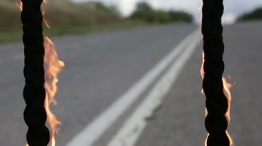 Ateş yiyen, belgili tanımlık hüner gerçekleştirir.